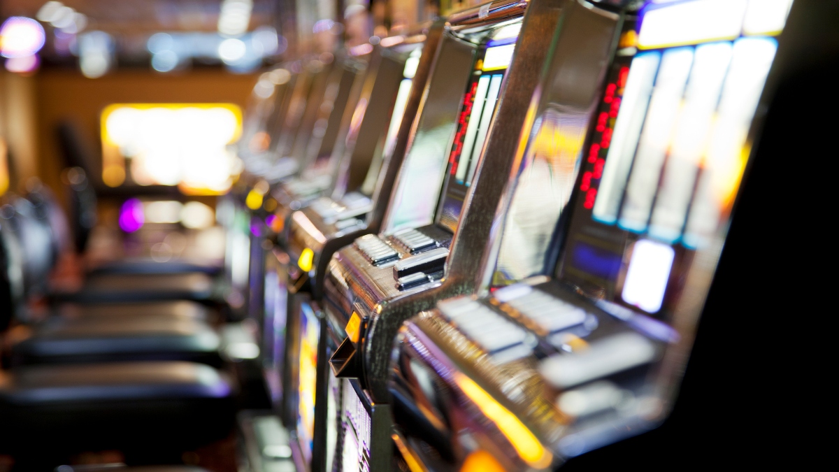 Menjelajahi Keajaiban Dalam Game Slot Online Pirate Gold Deluxe Ulasan, Fitur, dan Cara Bermain